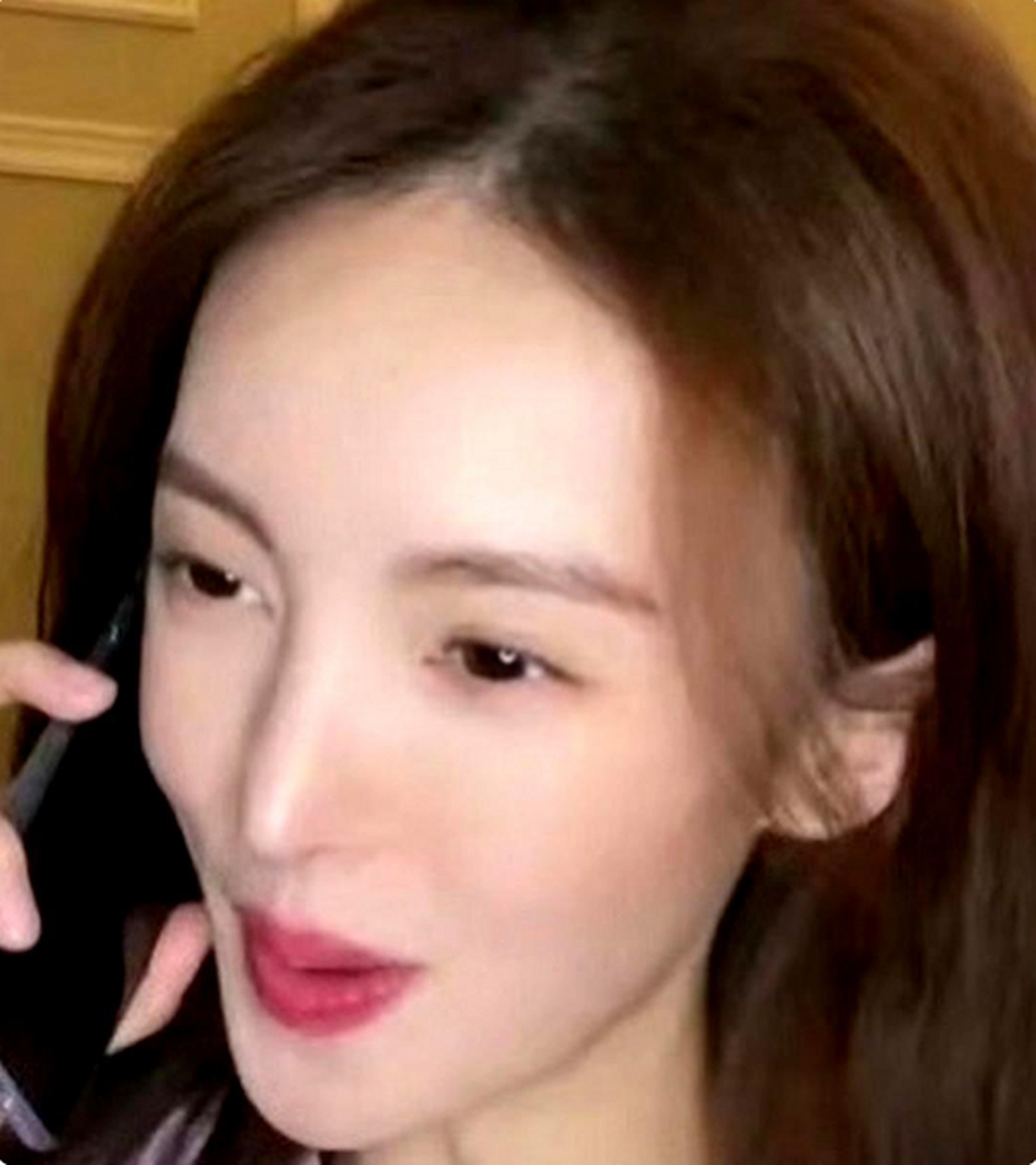 金晨刚出道时的样子可爱,现在动过刀子的脸像御姐.