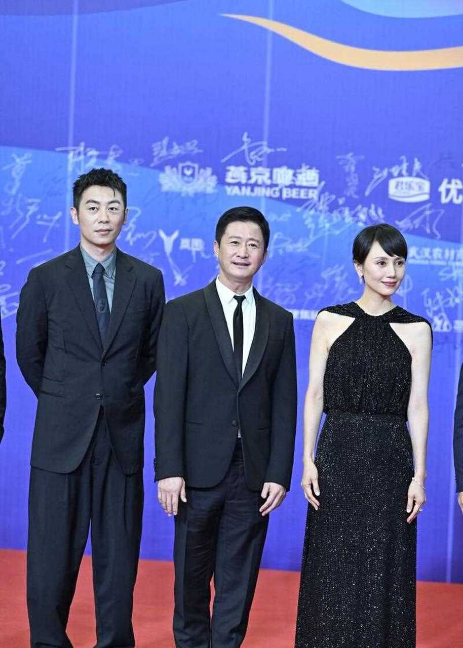 今天袁泉和吴京还有朱亚文一起出席第36届百花奖颁奖典礼红毯,这是