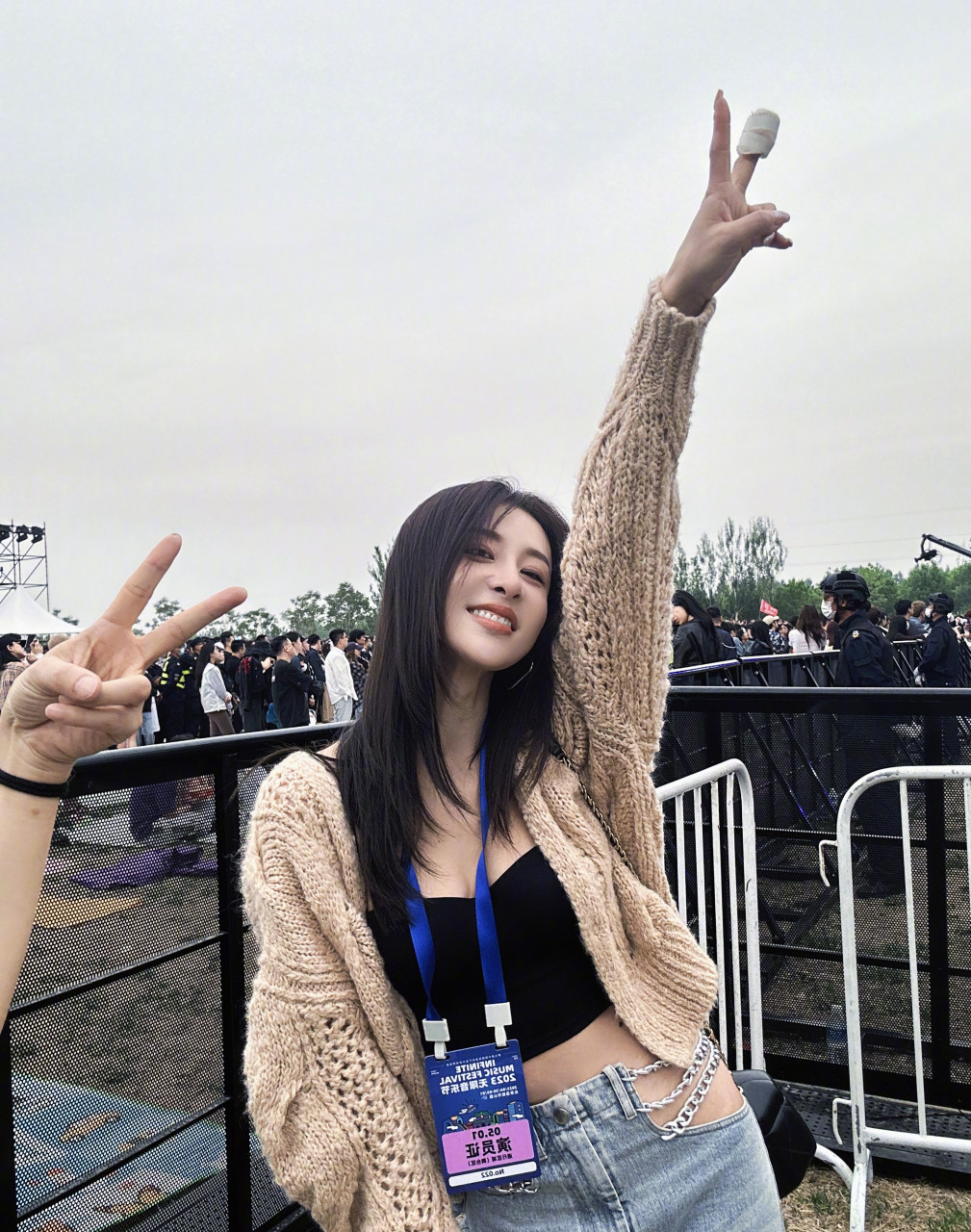 贾青分享音乐节随拍,黑色吊带搭配链条裤子,身材真的好好～之前就有人