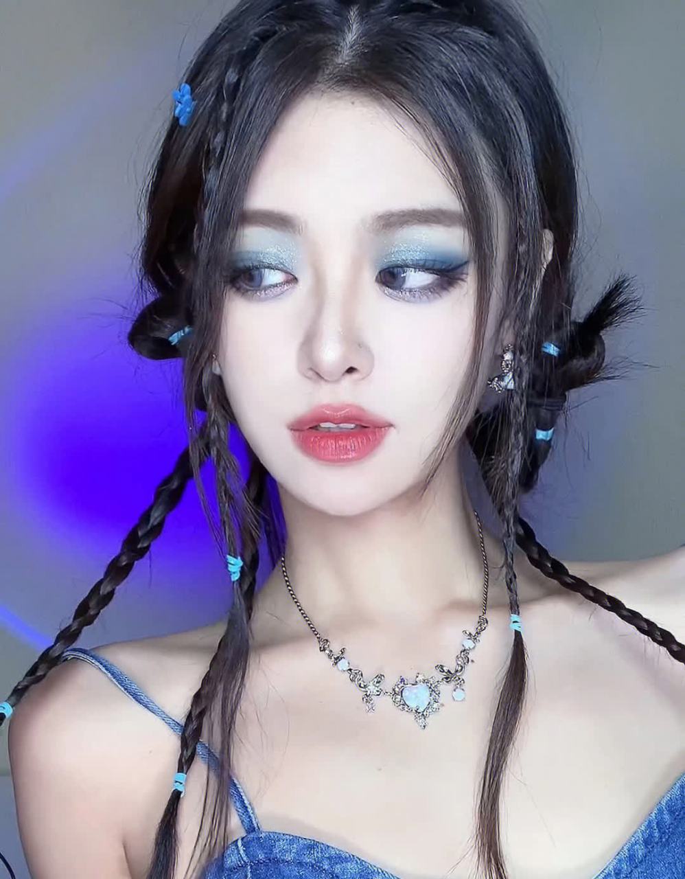 鞠婧祎的牛仔蓝烟熏妆太辣|||鞠姐的审美我服了!