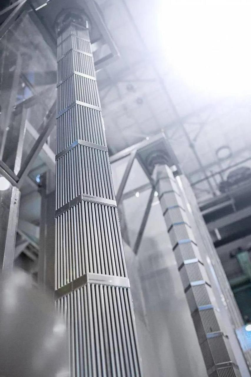 核电站反应堆的核燃料组件,长度4米左右,组件采用六边形设计,中间的细