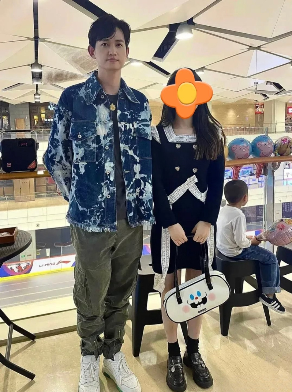 偶遇马可带着儿子小菠萝逛杭州滨江天街.