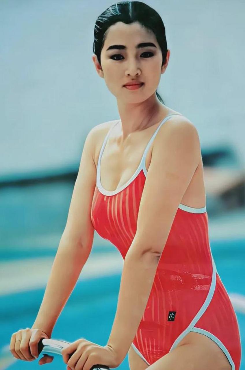 巩俐年轻时的几张照片展现了她青涩又美艳的风采,尤其是红色的裤褂和