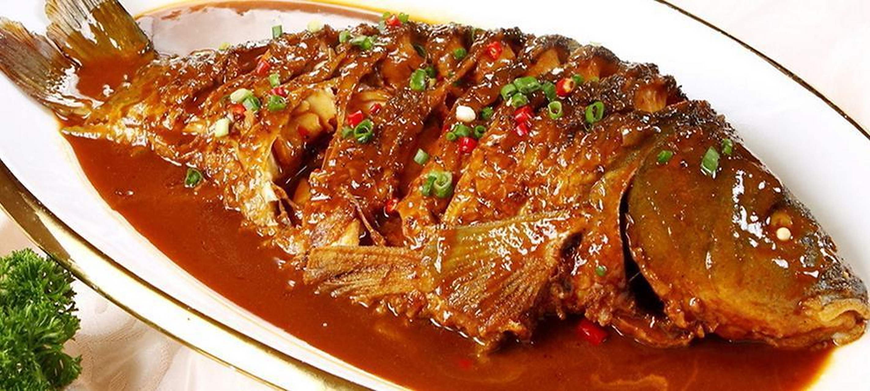 99红烧鲤鱼的做法99 94红烧鲤鱼是一道传统的中式红烧菜肴,以