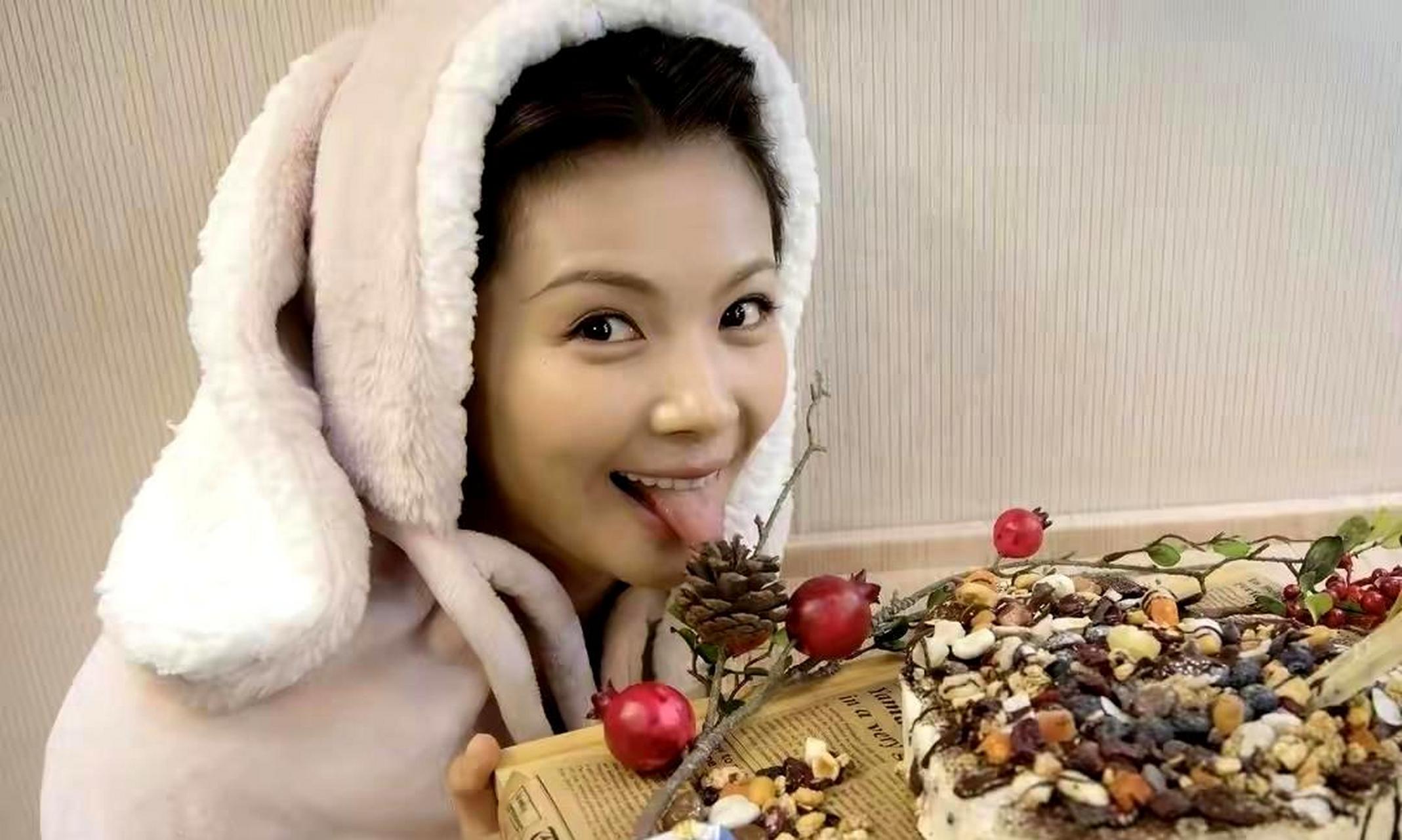 女明星卖萌吐舌头,但最美的还是周涛和刘涛,引发粉丝保护欲望.