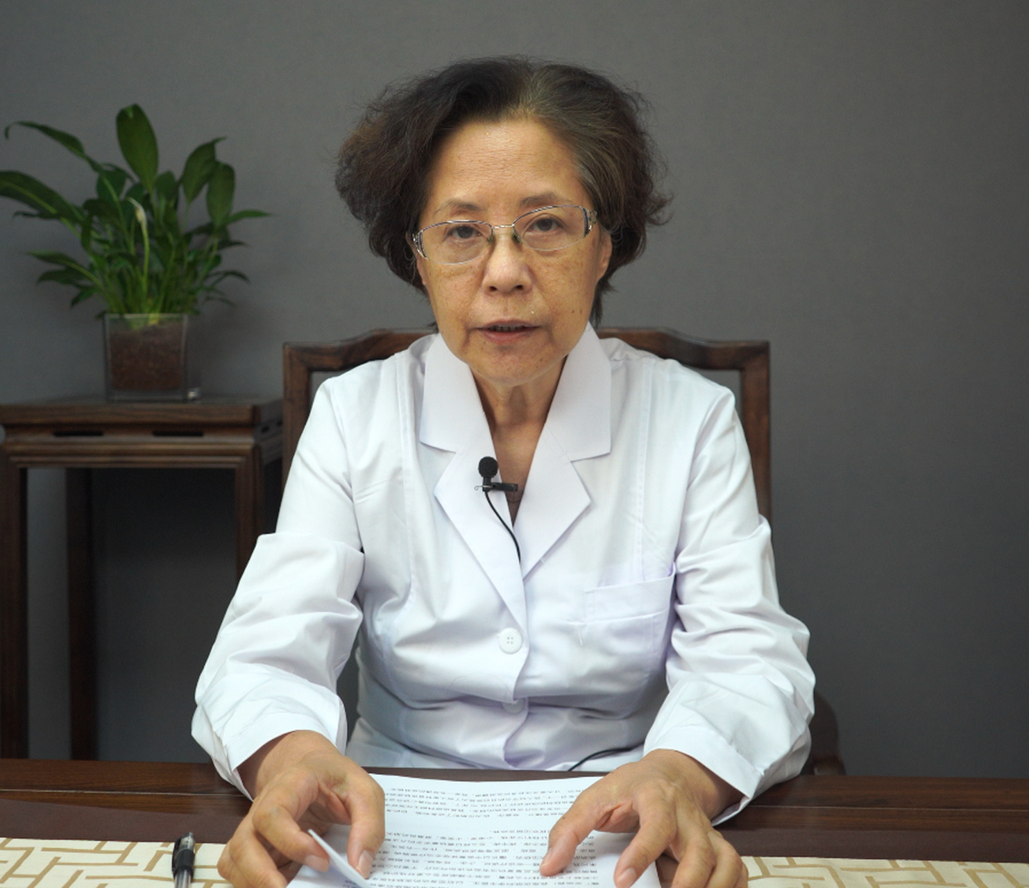 我是一名中医大夫,专治银屑病,我叫李丰,从事临床工作40年了,别的病不