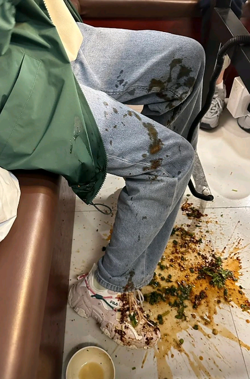 认倒霉了,吃口饭都打翻饭盒