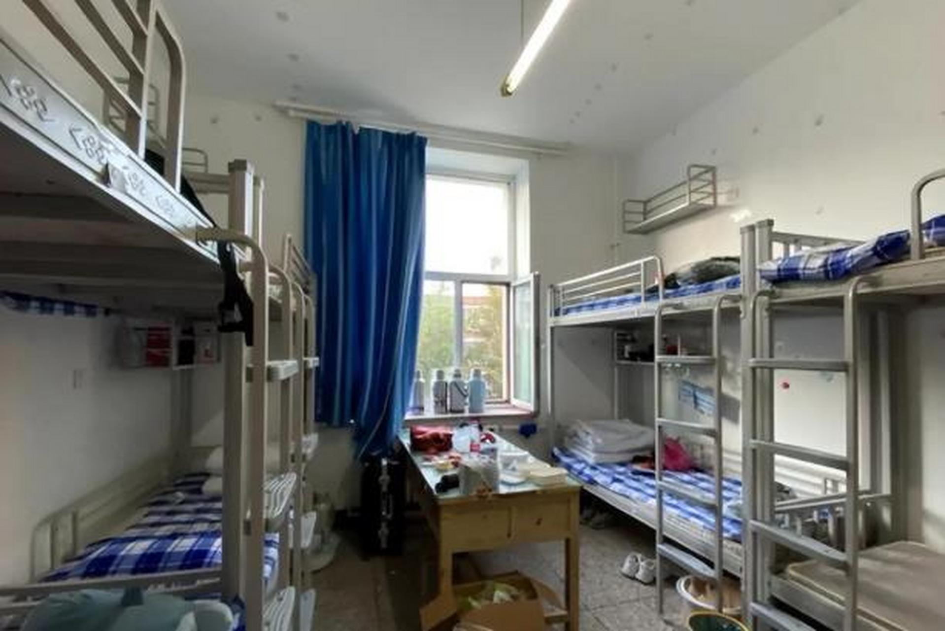 985大学博士生晒宿舍照片,与留学生宿舍反差大 我国大学最常见的宿舍