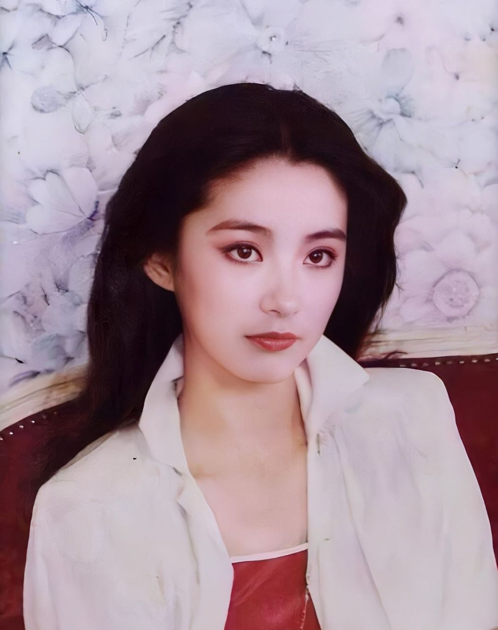 林青霞是中国影坛的传奇巨星,她的面容完美结合了古典美和时尚美.