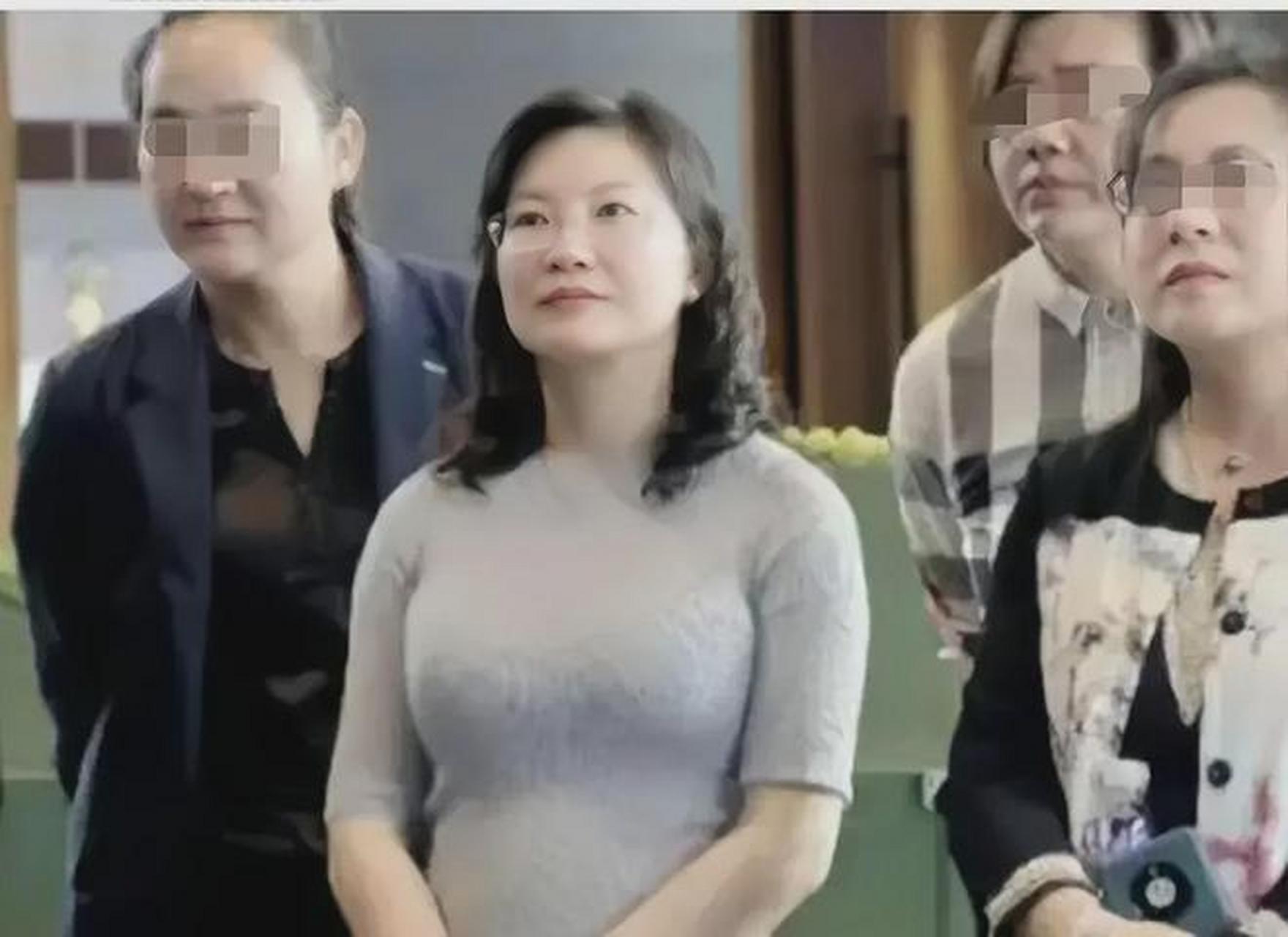 云南的段颖局长出事后,  很多人都质疑她的颜值,  其实这些质疑的人都