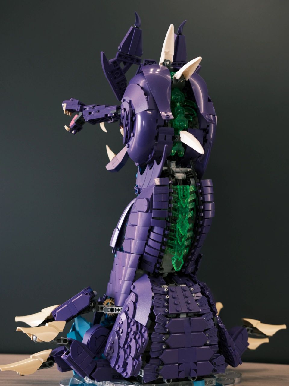 纳什男爵最初设计的乐高版本   参加日本展会后回国时进行了修改和