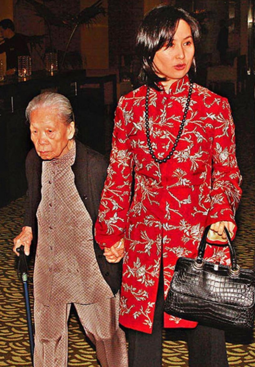 当初,何超琼的保姆晶姐提出要回家养老,何超琼却哽