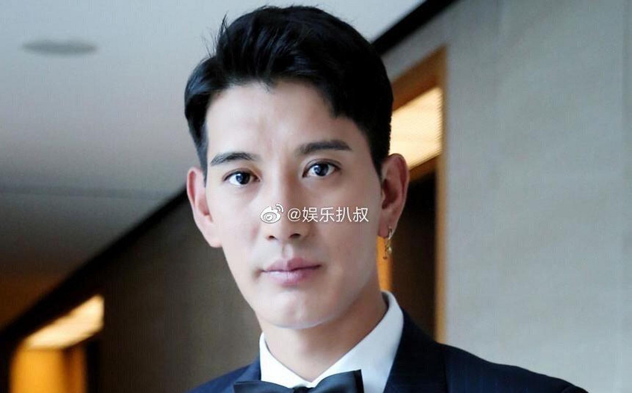 gif创作人# 蒲巴甲点赞郑爽丑闻,十年前因走红毯产生过节,网友:如今