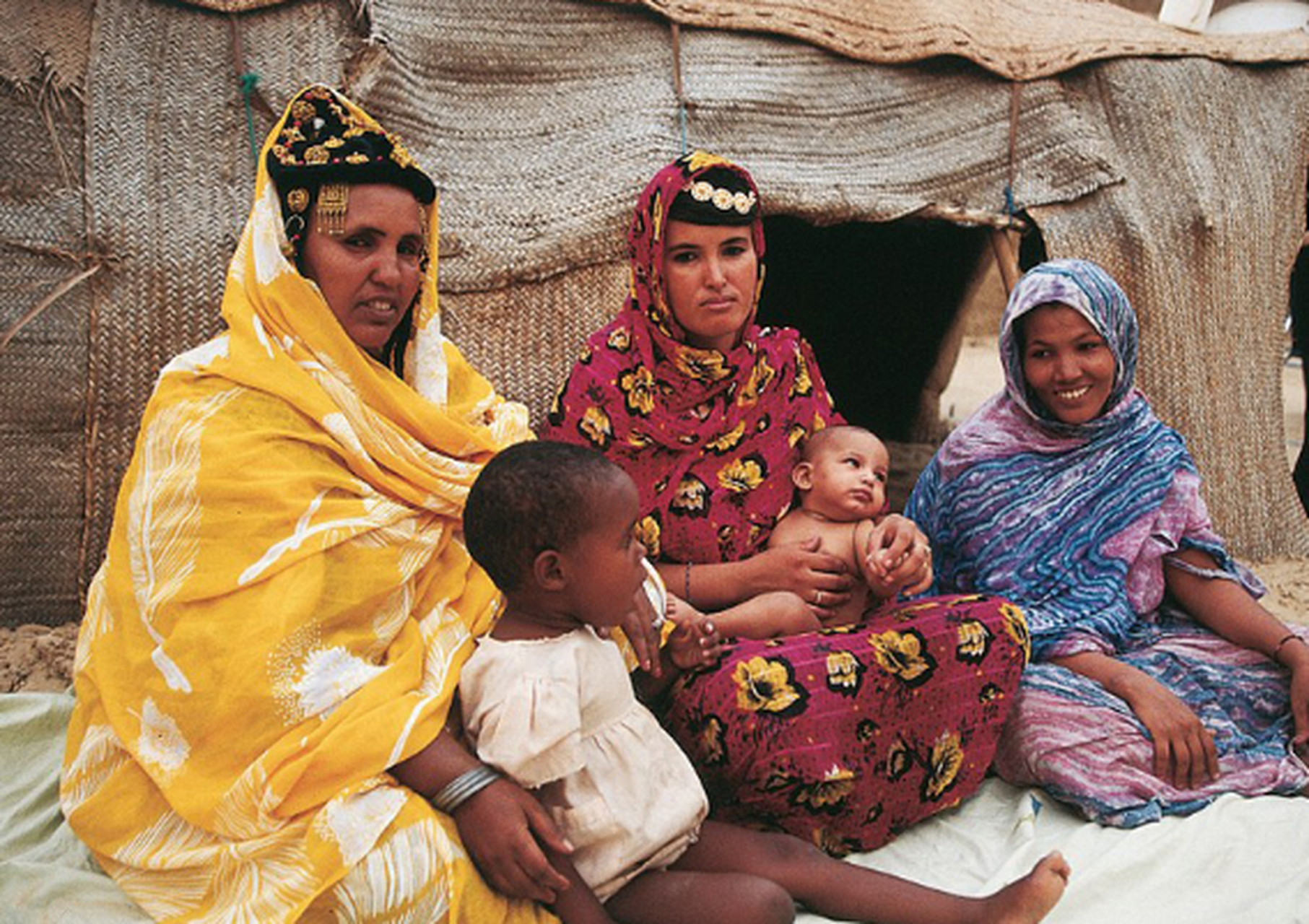撒哈拉的女人长年不洗澡,就是要洗澡也不用水,而用小石片在身上刮,刮