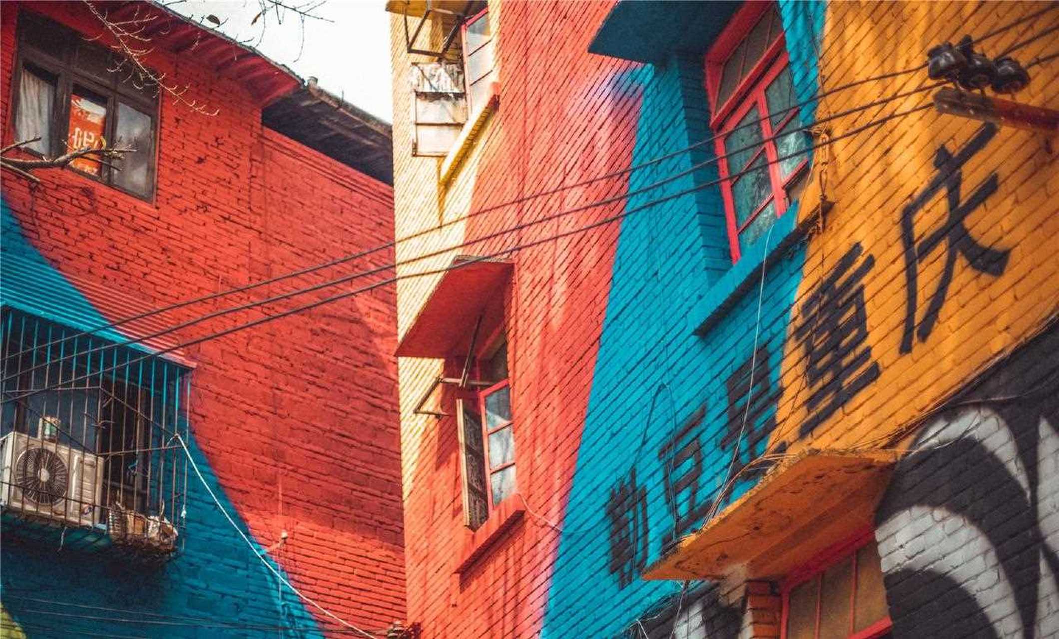 七彩巷:重庆一居民区换装,彩色房子成拍照圣地,被称国内摩洛哥舍夫沙