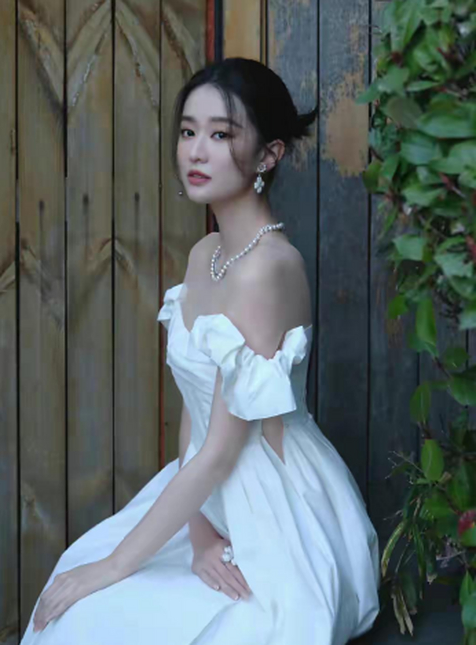 30岁乔欣化身白雪公主,果然天生皮肤白的人真是穿啥都好看,白到发光!