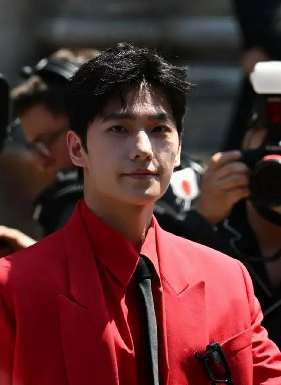 感觉杨洋有点发腮了