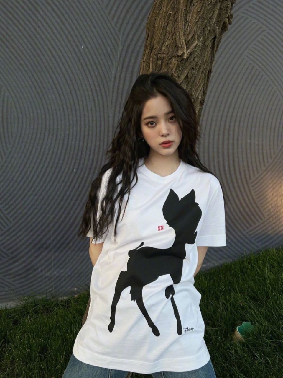 穿搭小鹿斑比t恤好可爱呀 欧阳娜娜最新一组ootd 身穿纪梵希givenchy