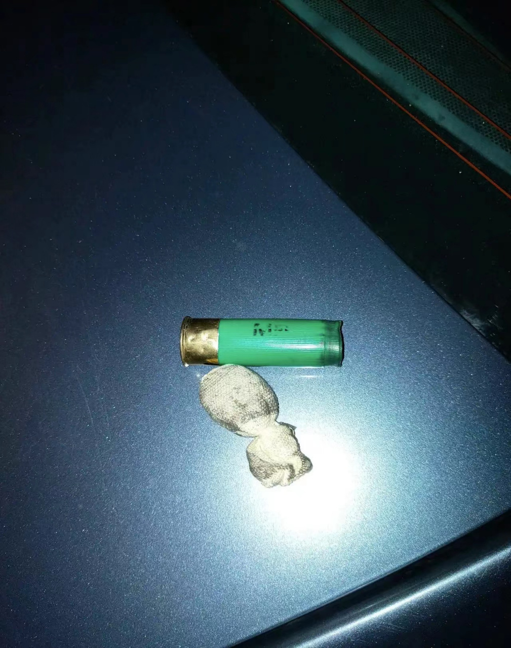 法国军警使用豆袋弹驱散扰乱人群,弹头为装了橡胶树的尼龙布袋,不会