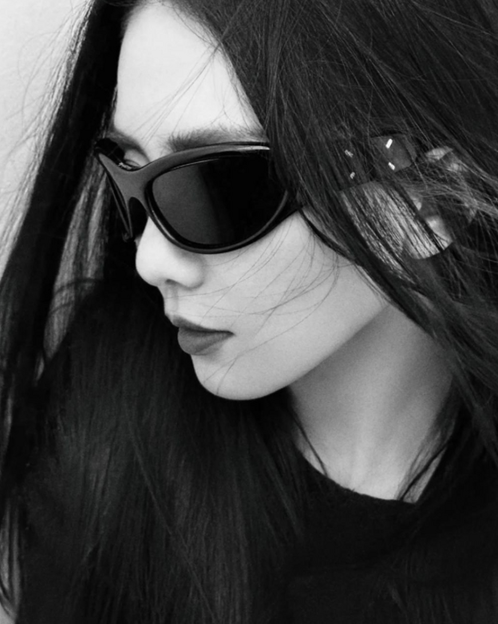 刘诗诗戴墨镜拍大片,冷酷气质尽显魅力,侧脸下颌线清晰流畅脸型完美!