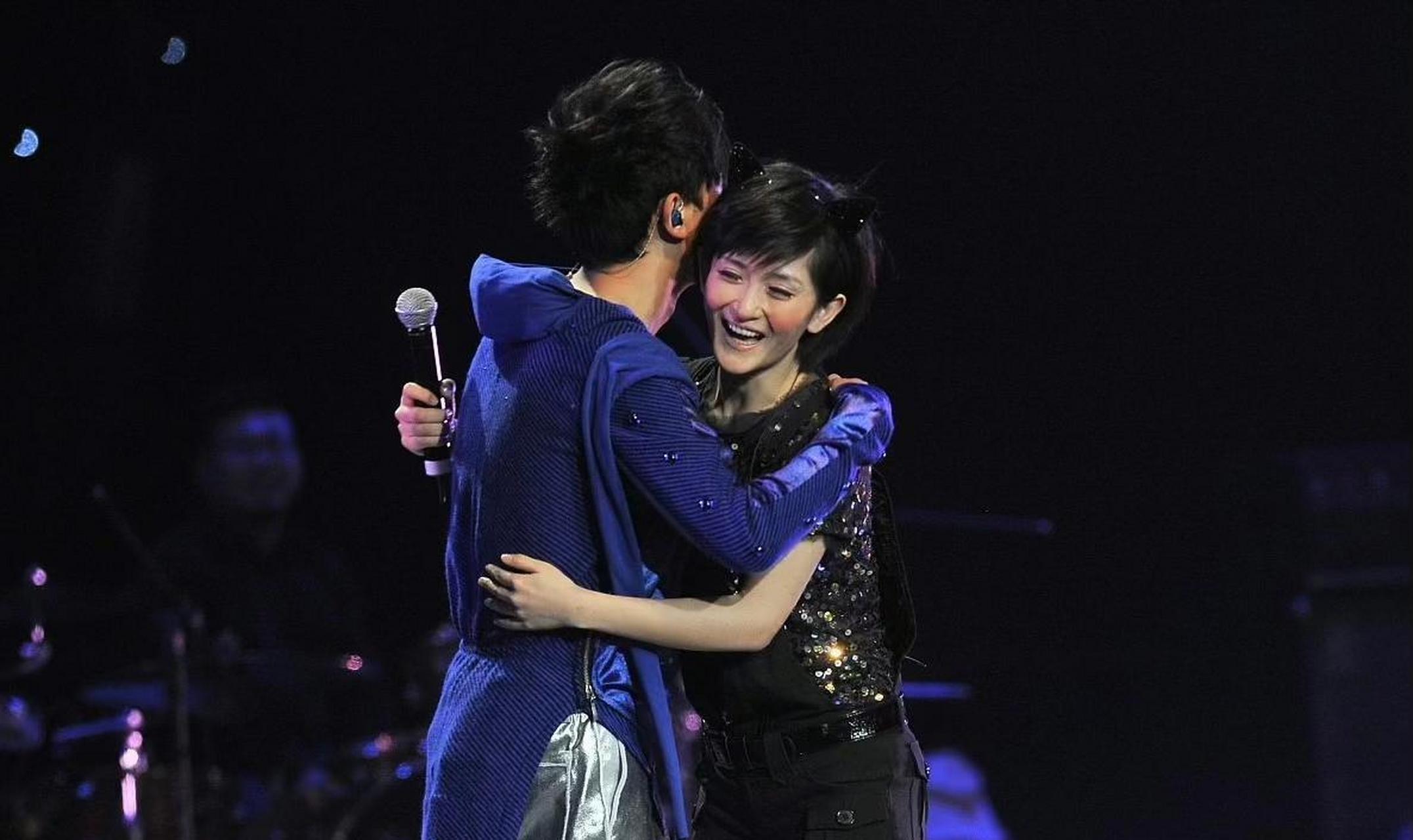 当年谢娜和张杰在台上拥抱时,那时候的谢娜是真的漂亮啊!