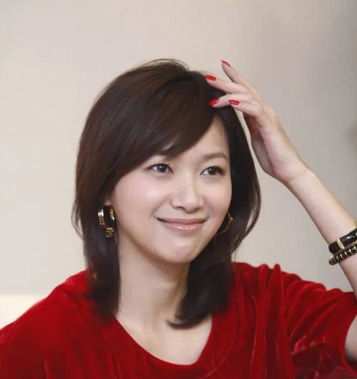 有一次,徐静蕾对王朔的老婆沈旭佳说:"我已经在你家大摇大摆出出入入