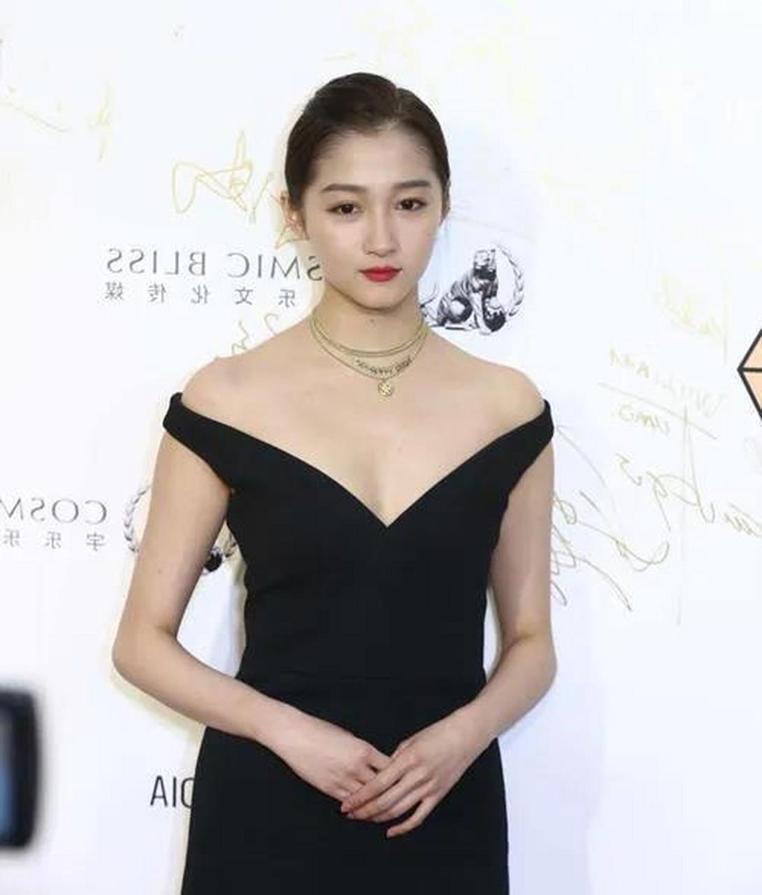 关晓彤黑色深v礼服  性感美女  本文并不代表小编赞同其观点和对其