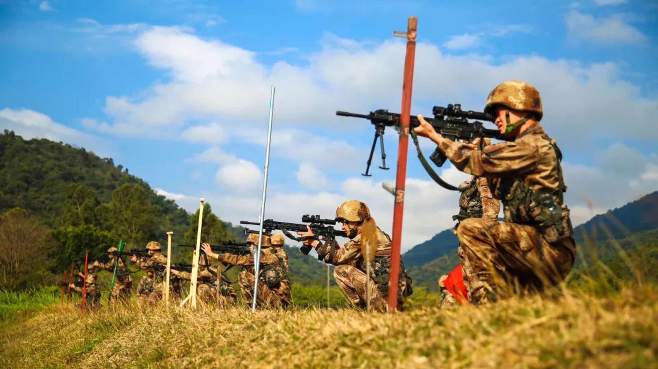 陆军第74集团军某红军旅组织跨昼夜实弹射击,人手一把新式精准步枪