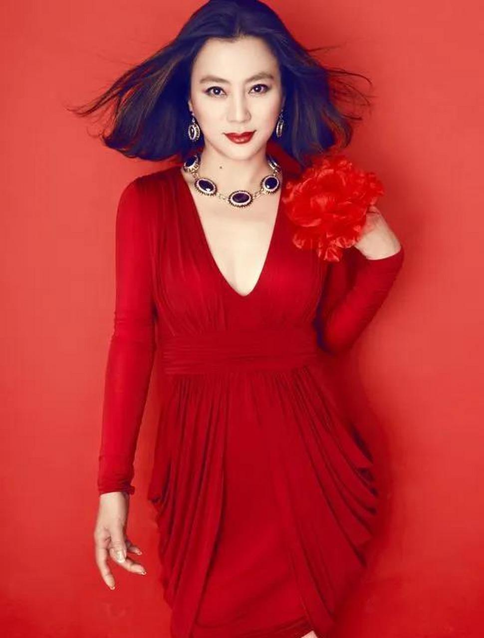 美女李玲玉,优雅大方,魅力无限,还是当年的天竺少女