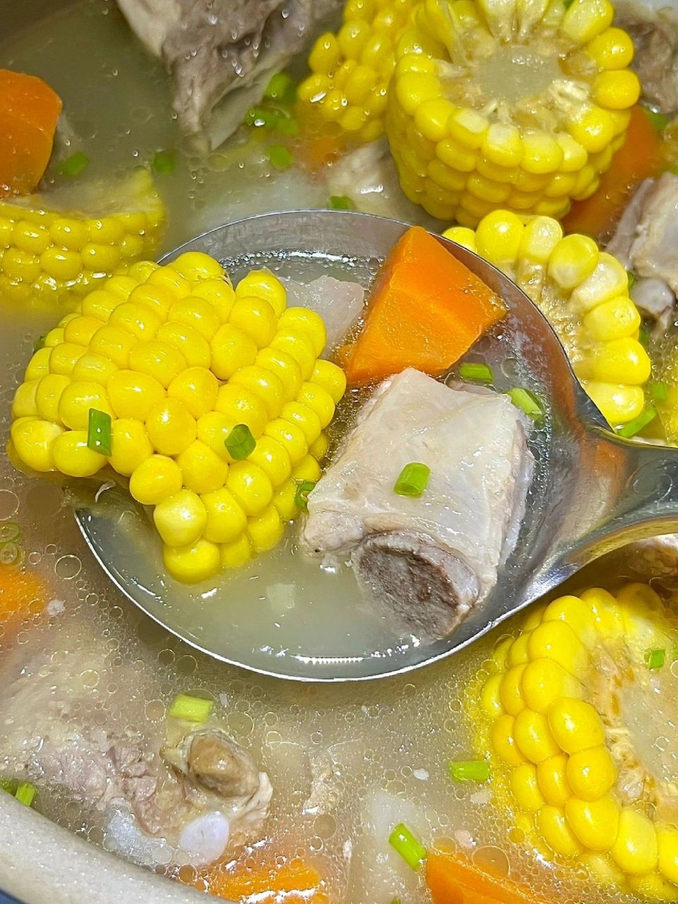 萝卜玉米排骨山药汤,嘎嘎好喝 	 食材:排骨,水果玉米,胡萝卜,山药