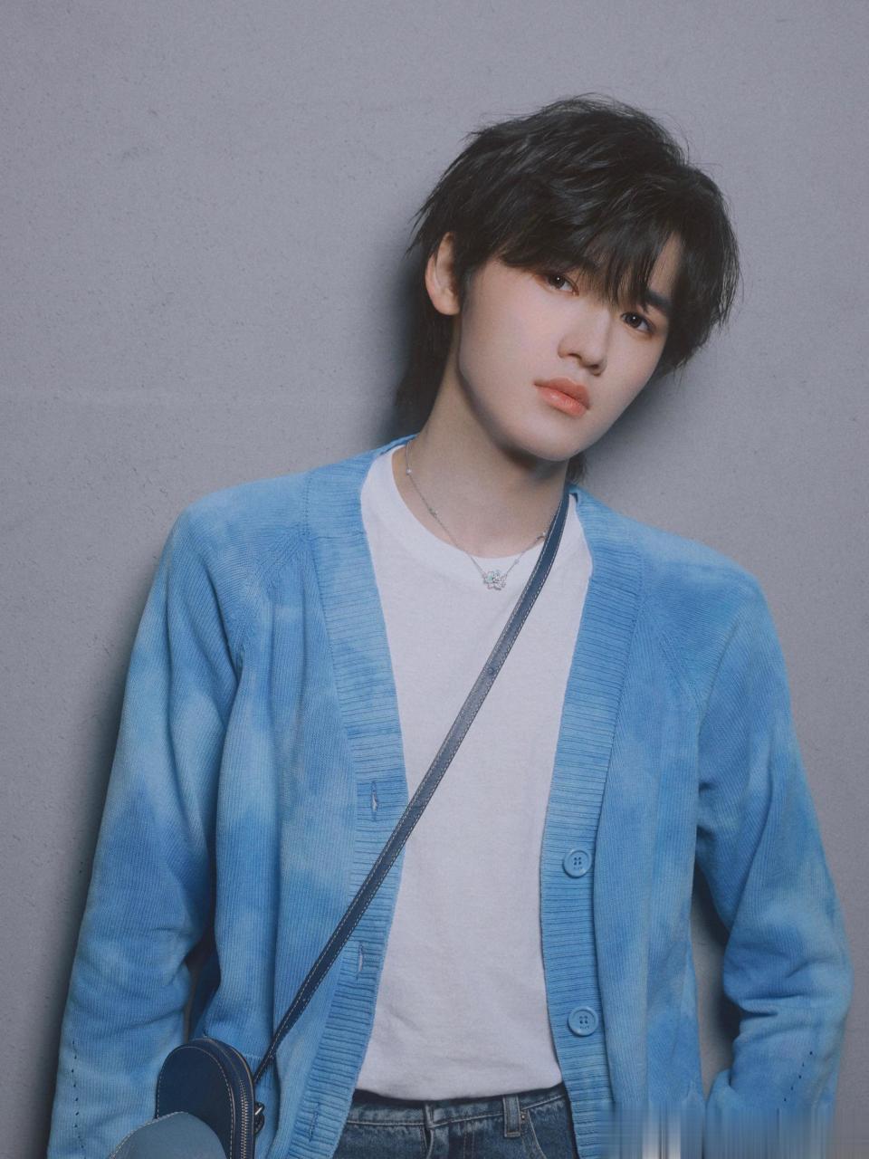 宋亚轩冷脸随拍# 帅气小宋!