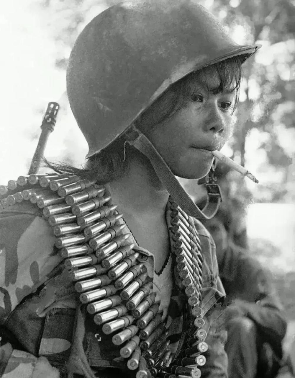 1972年柬埔寨内战期间,一名为朗诺政权作战的女战士.