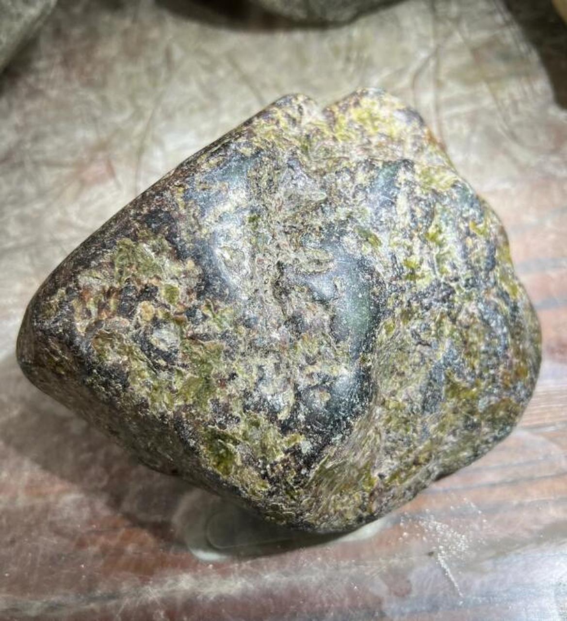 翡翠原石# #点击头像看直播# 会卡场口青蛙皮,皮壳起油,压灯荧光感足