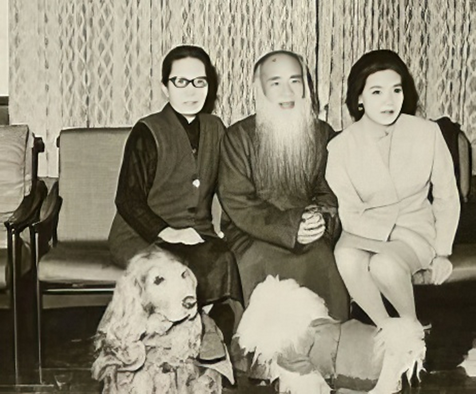 杨宛君苦等丈夫34年,终于在他去世后得到了一份巨额遗产,她喜极而泣