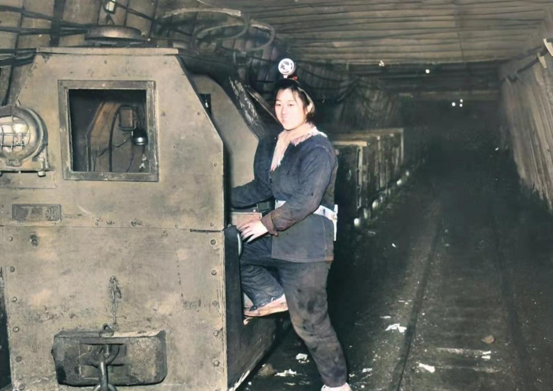 50年代在一座矿井内拍摄的照片,一位美丽的女矿工正准备驾驶矿车将挖