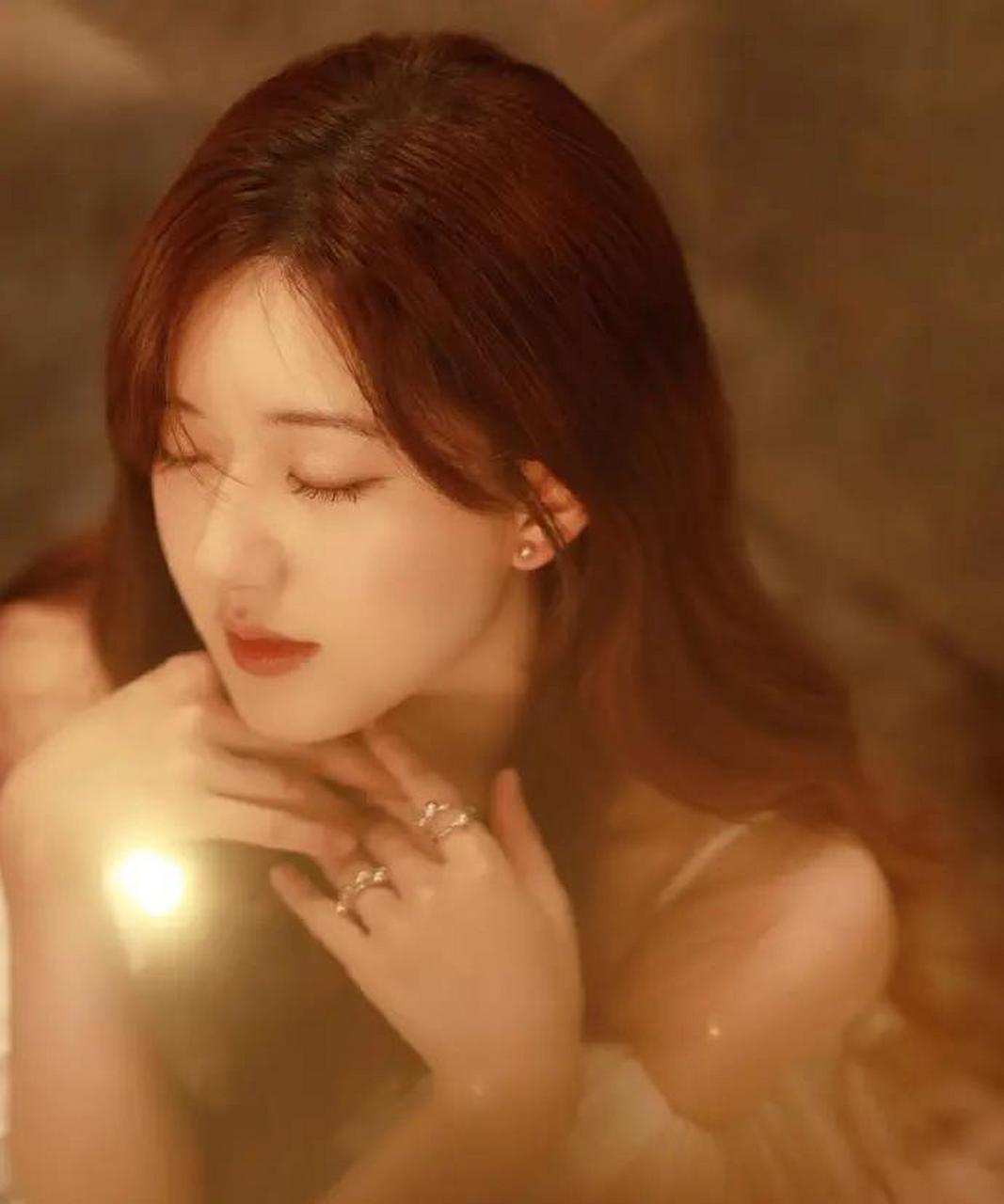 赵露思氛围感满满大片,长卷发披肩比花娇花衬人更美.