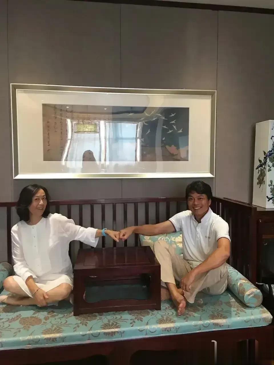 著名演员吴玉芳与乒乓冠军老公江嘉良郑州旅游照,两个人像个孩子一样