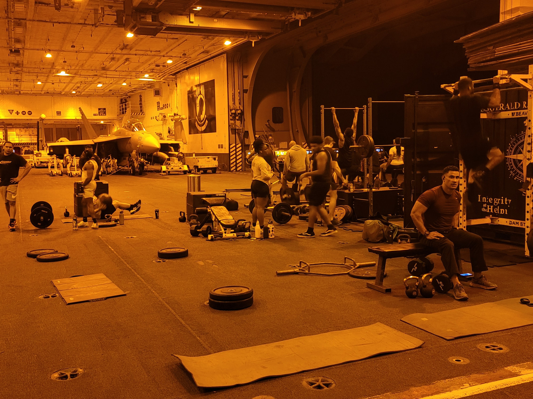 福特号航母的机库