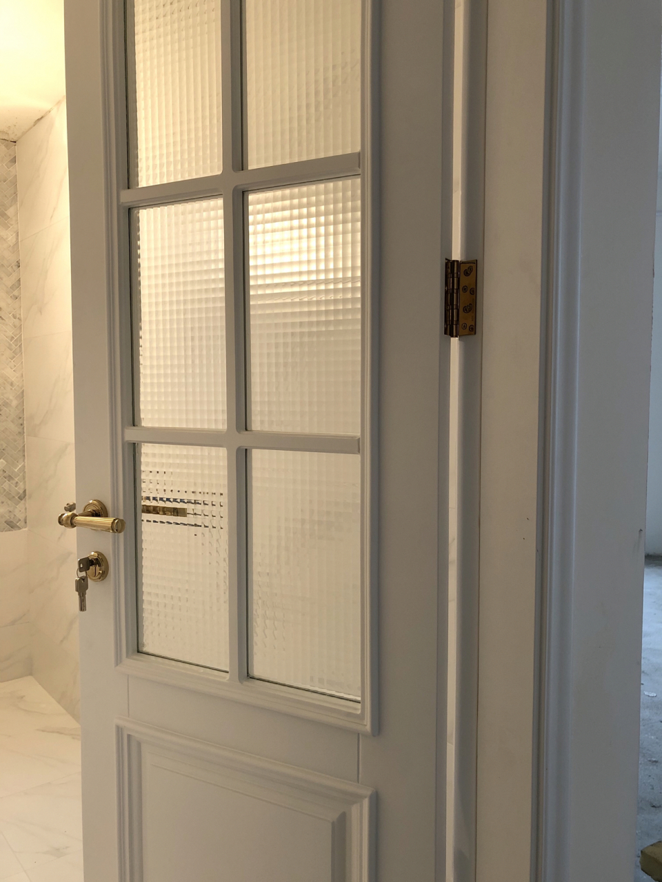 法式装修|1k 的法式木门 遗憾的是卫生间方格玻璃没