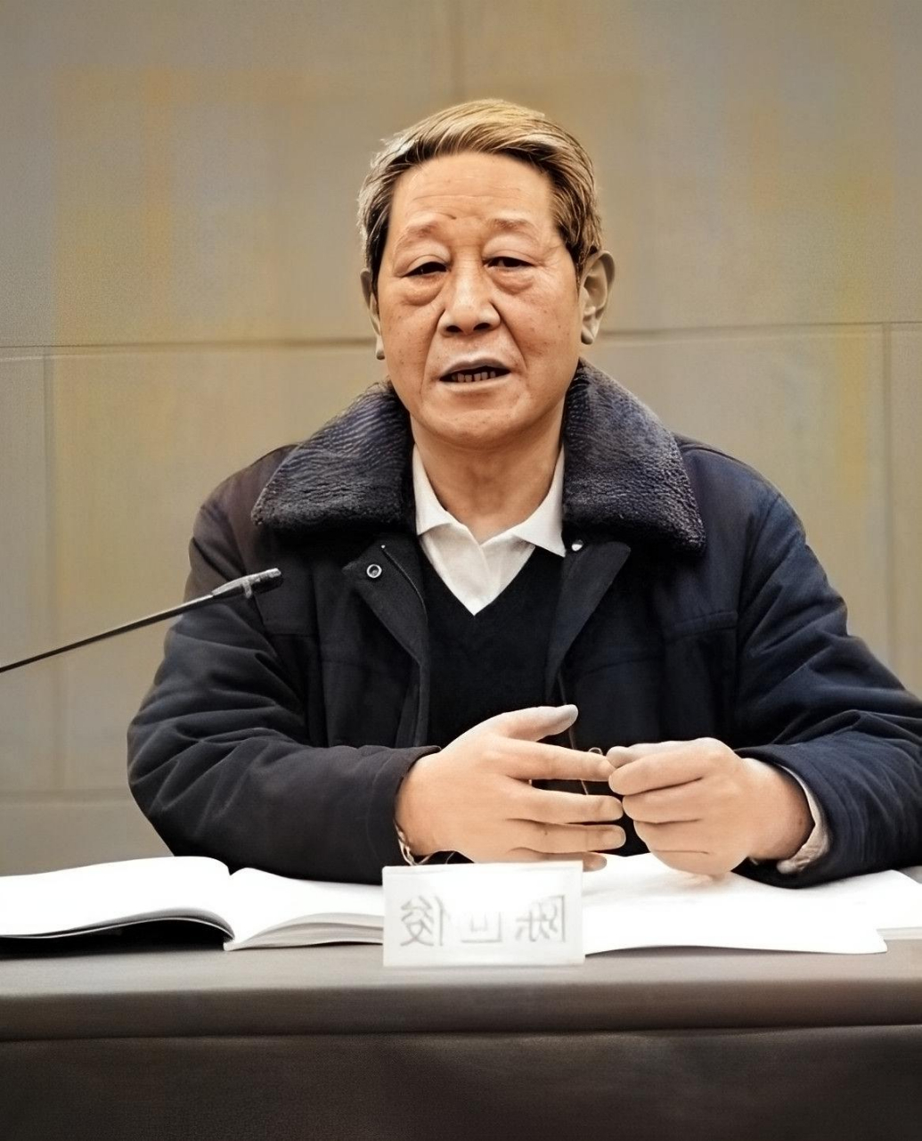 1938年,新四军超市里的司令·陈世俊正在买烟,碰巧看到老头的手腕,拔