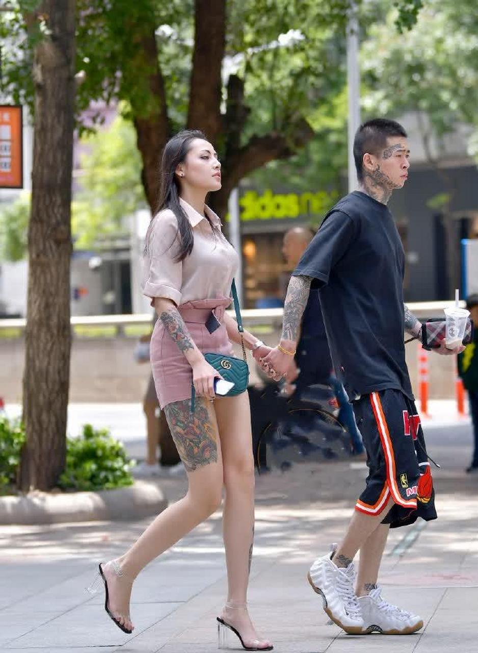 全身多处纹身的女人,个性十足,你敢撩吗?