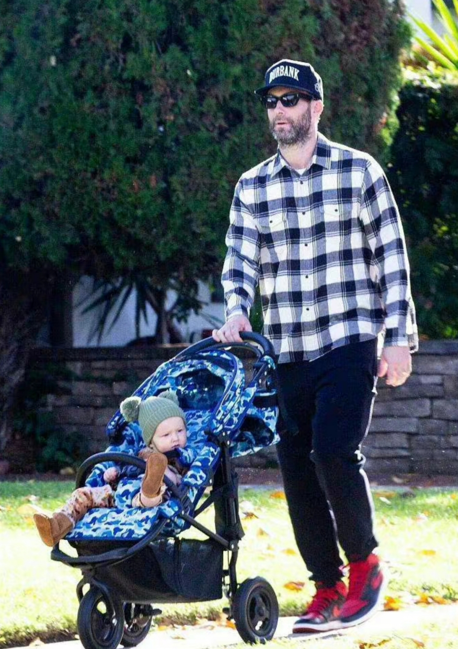 魔力红主唱骚当出轨,还希望用情人的名字给自己将要出生的孩子命名.