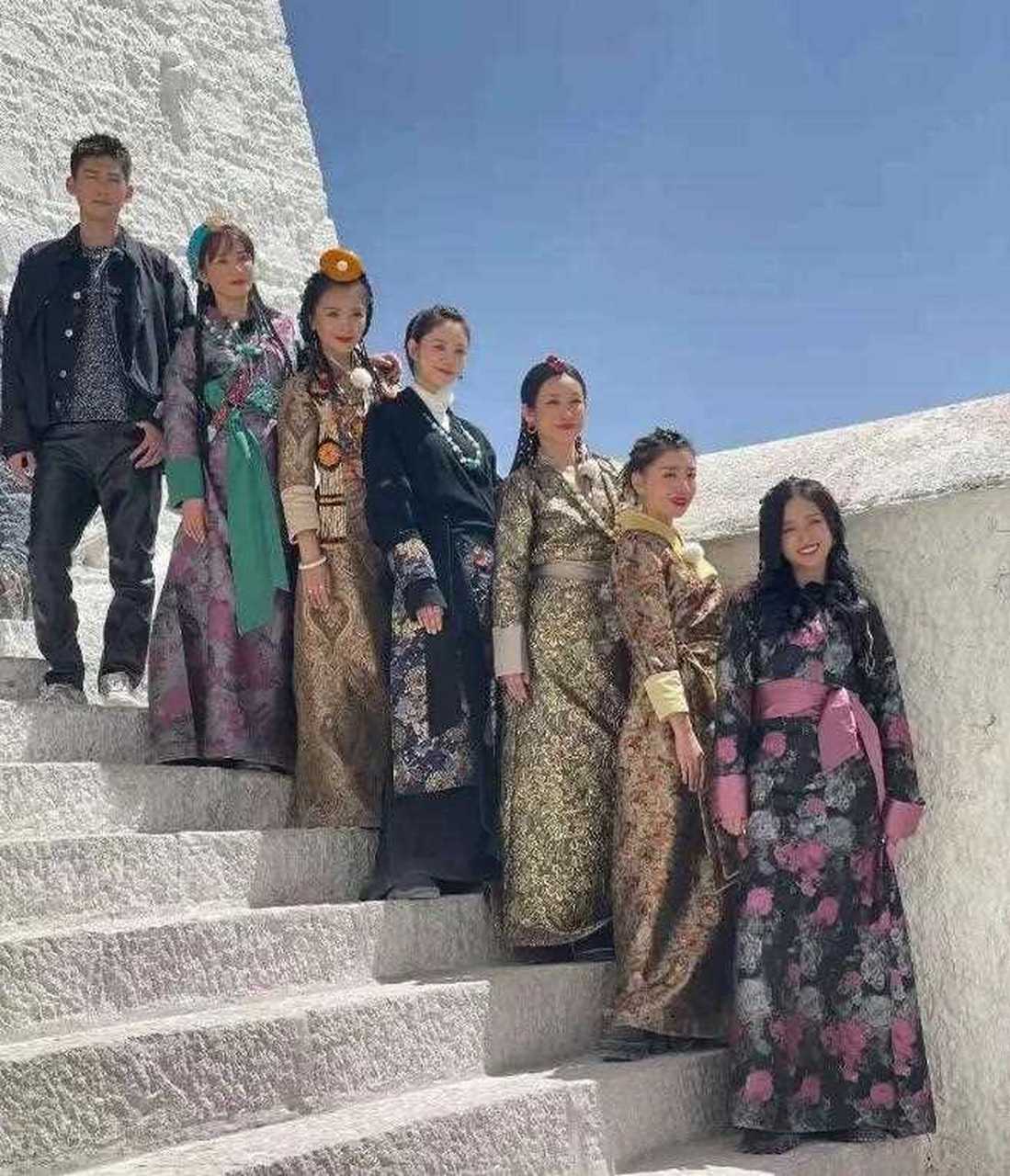 张翰加入《妻子的浪漫旅行》成颜值担当,在布达拉宫与姐姐们合照却