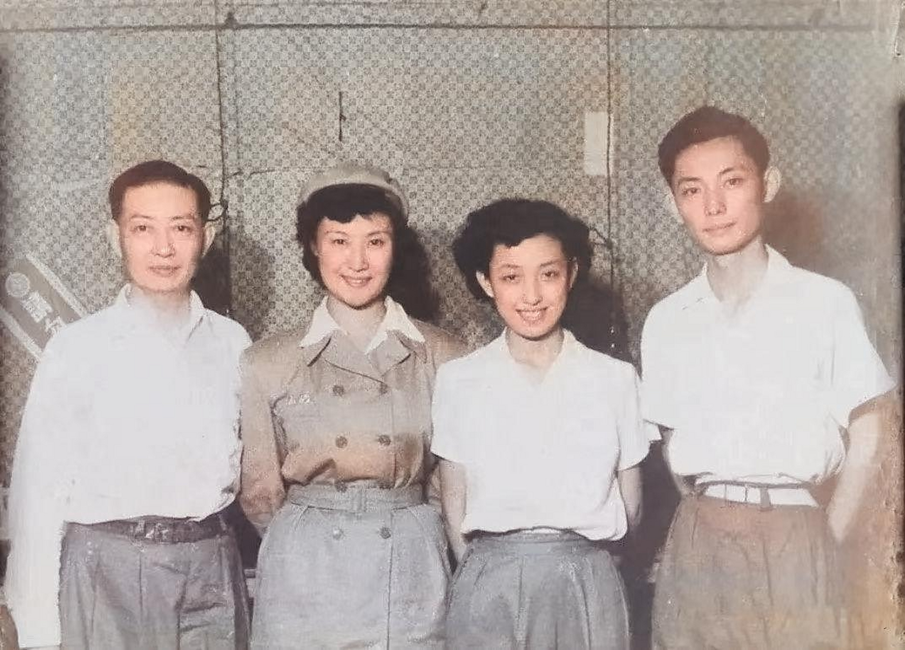 50年代,京剧大师梅兰芳和他的徒弟言慧珠,女儿梅葆玥以及儿子梅葆玖的