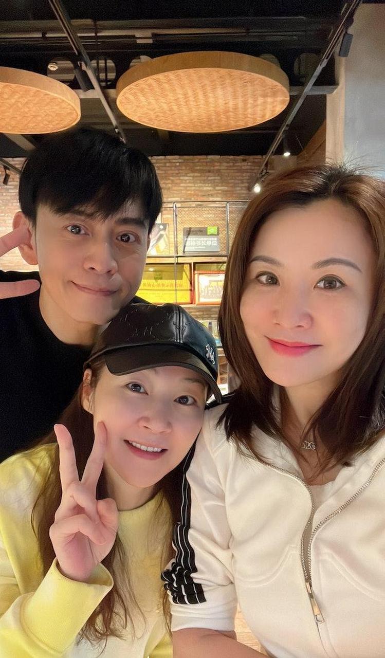 52岁万绮雯素颜与旧拍档聚会,邀张文慈林志豪到自家民宿玩得尽兴!