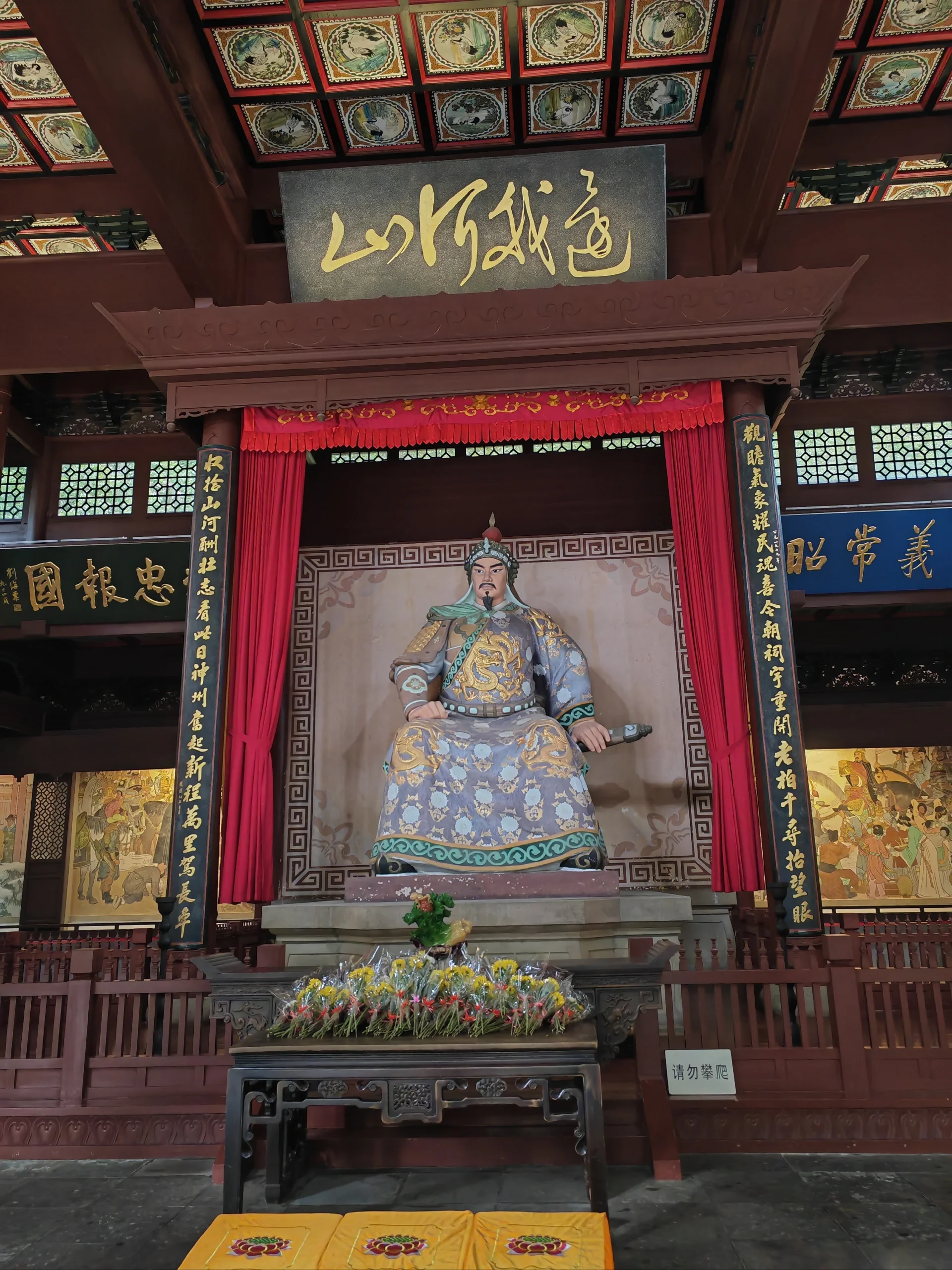 来到杭州西湖文化风景区北山路段的岳王庙,这是一座纪念民族英雄岳飞