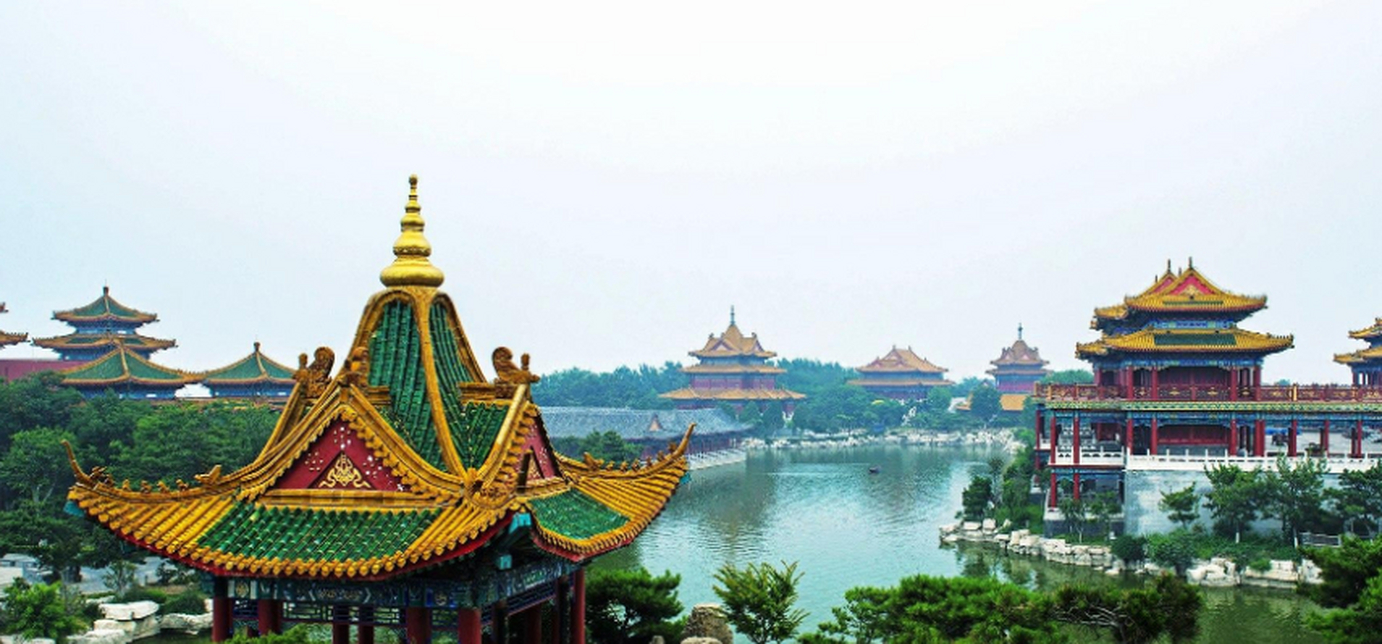 比如说在这里的八仙过海景区,就是一个很有名的景点,这一个三仙山风景