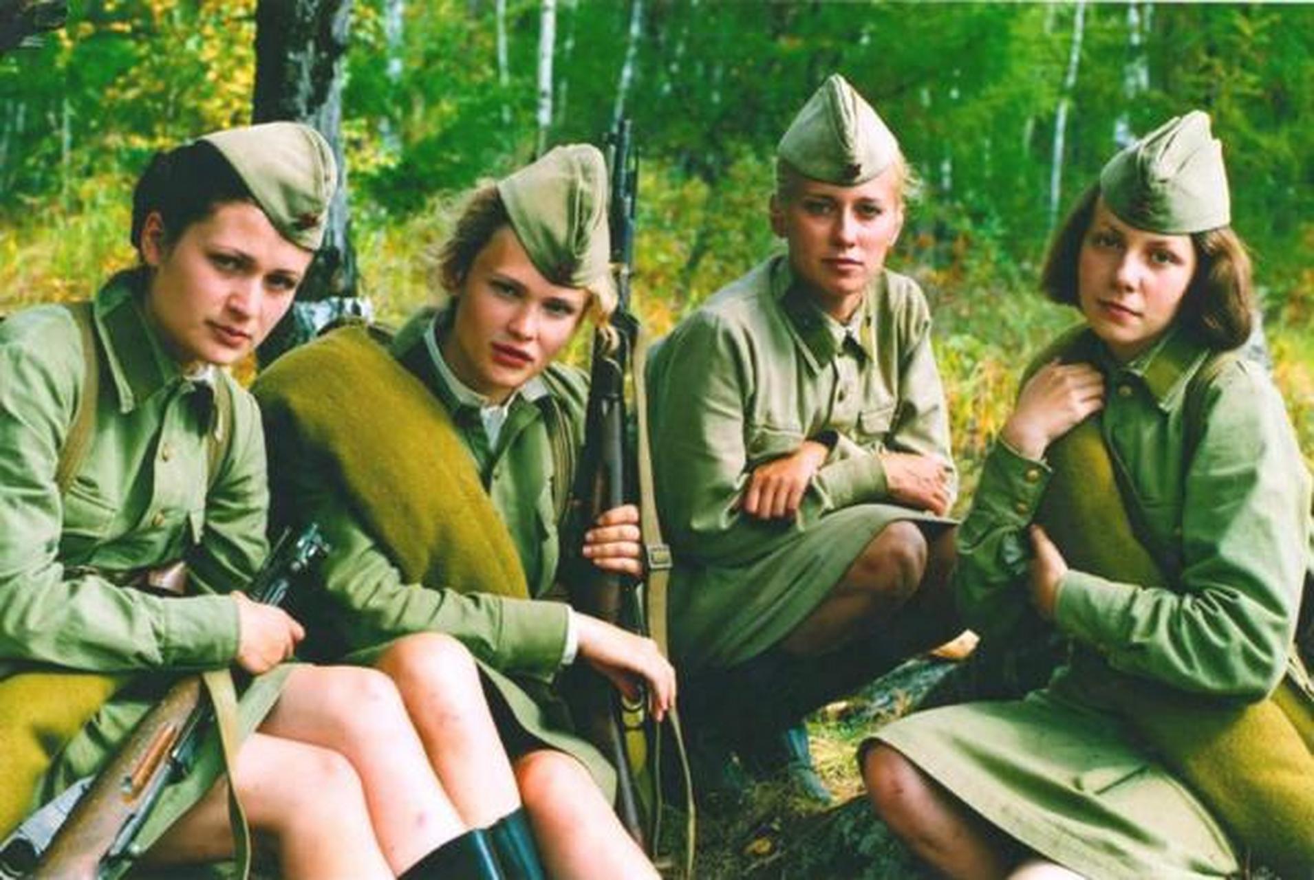 苏联女兵穿裙子图片