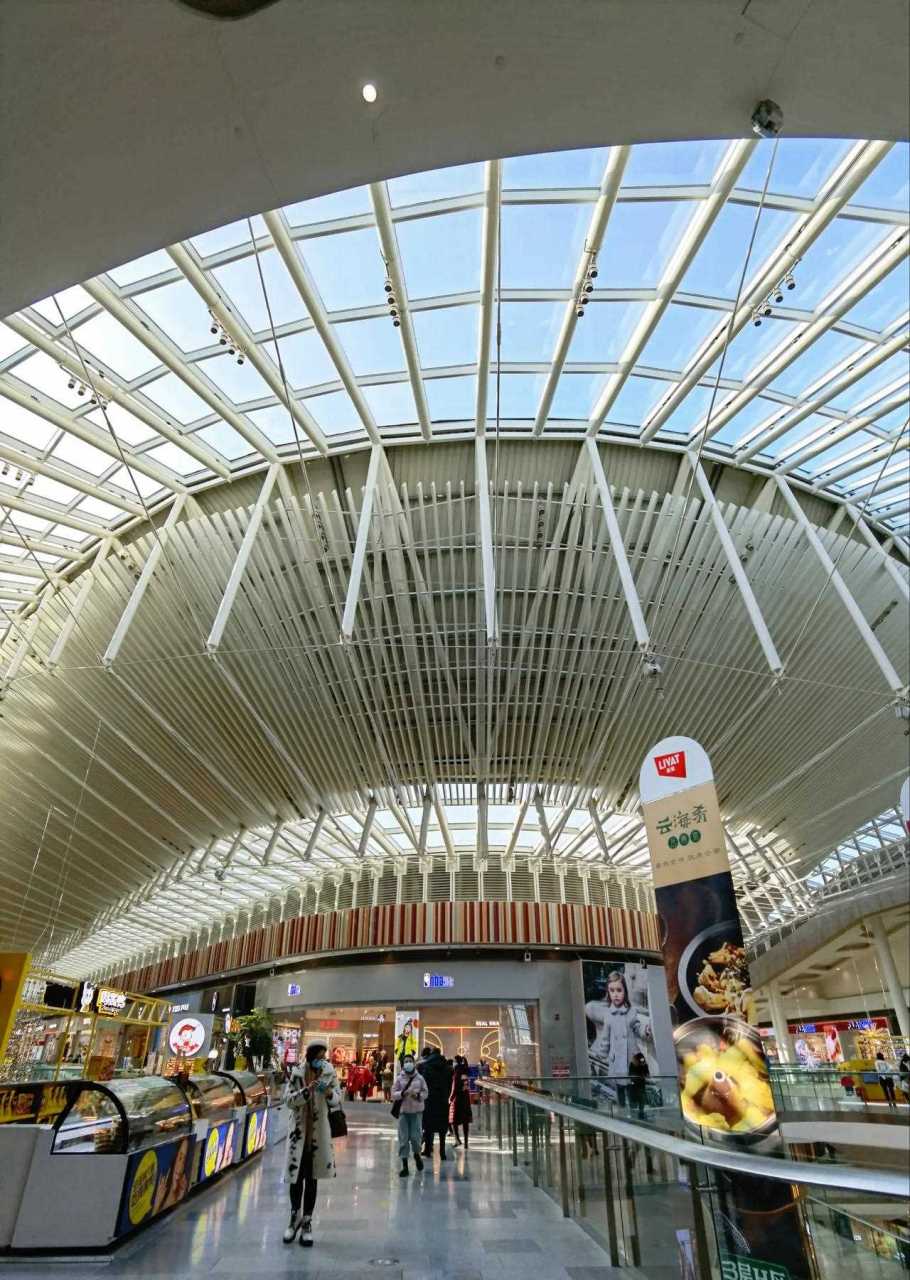 北京荟聚是一个购物商场,是不可以带狗狗进去的,因为商场这个地方人员