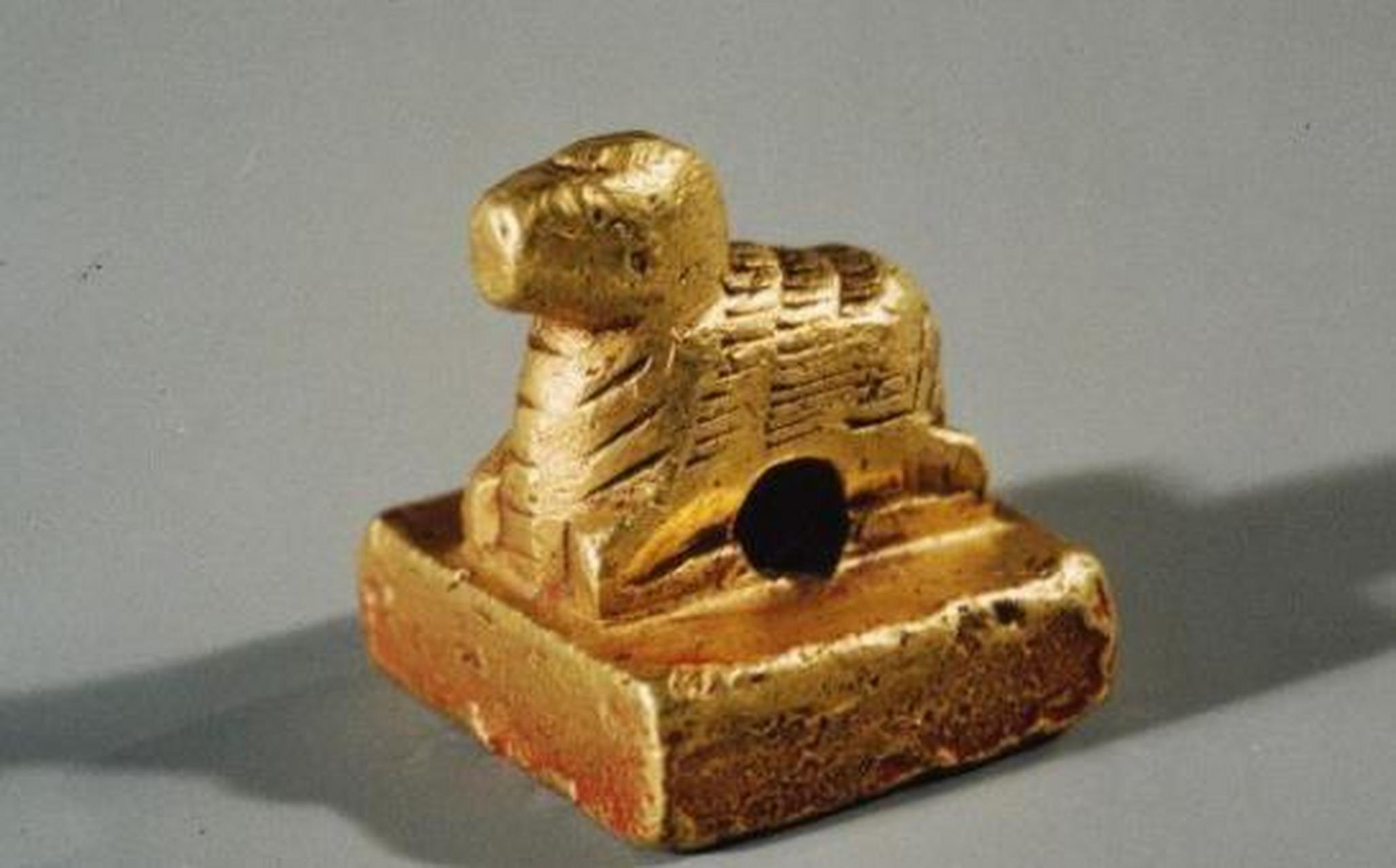 难得一见的三国时代文物  图一是魏国时期的白玉杯,通体光润洁白,与